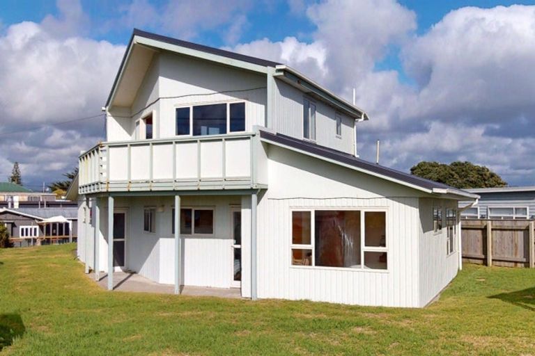 Photo of property in 121 Rua Avenue, Waitarere Beach, Levin, 5510