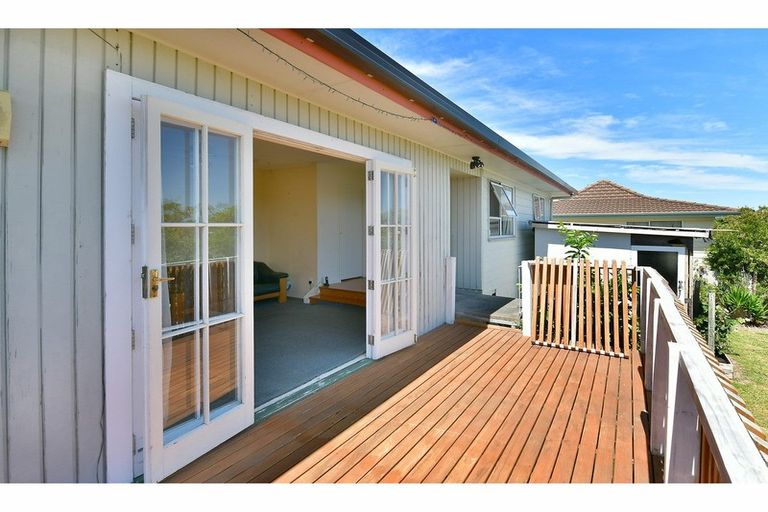 Photo of property in 11 Merida Place, Unsworth Heights, Auckland, 0632
