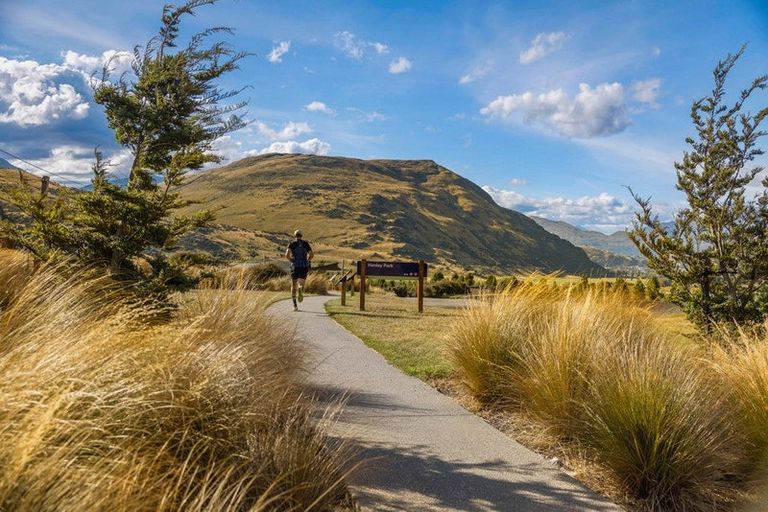 Photo of property in 13 Reedland Street, Jacks Point, 9371