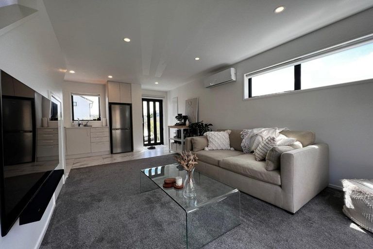 Photo of property in 8/6 St Leonards Road, Kelston, Auckland, 0602