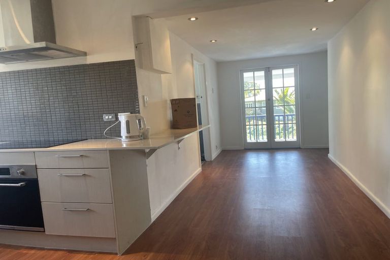 Photo of property in 7 Springbank Lane, Te Atatu Peninsula, Auckland, 0610