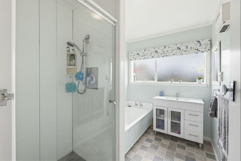Photo of property in 24 Featherston Street, Levin, 5510