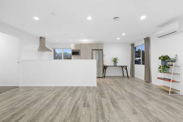 Photo of property in 6 Fernhaven Place, Massey, Auckland, 0614