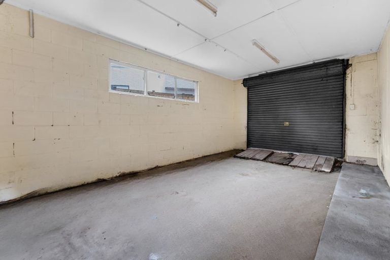 Photo of property in 12 Ozich Avenue, Te Atatu South, Auckland, 0610