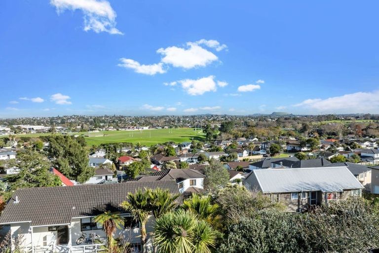 Photo of property in 16 Lewisham Street, Highland Park, Auckland, 2010