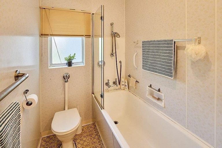 Photo of property in 5 Harbour View Road, Northland, Wellington, 6012