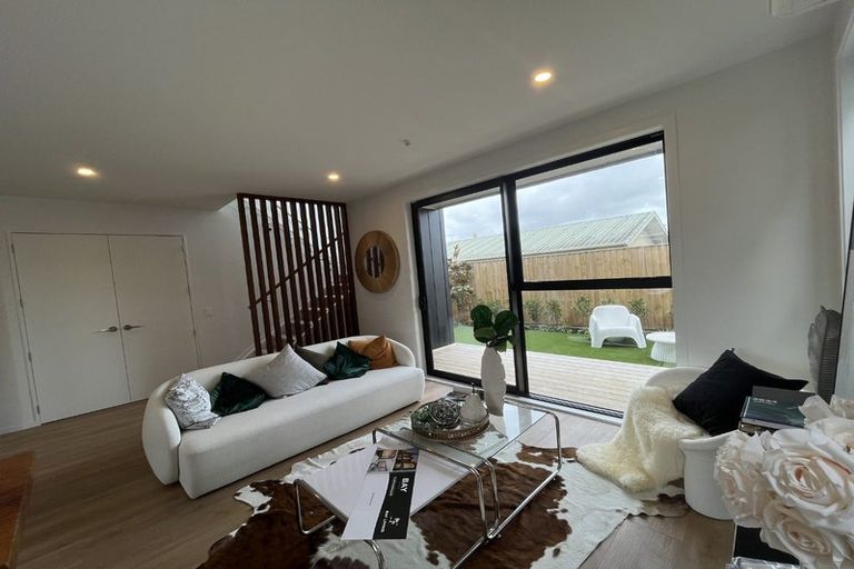 Photo of property in 27c Dawnhaven Drive, Te Atatu Peninsula, Auckland, 0610