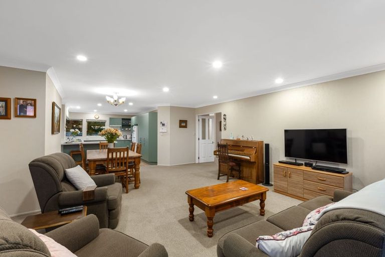 Photo of property in 6 Settlers Grove, Orewa, 0931