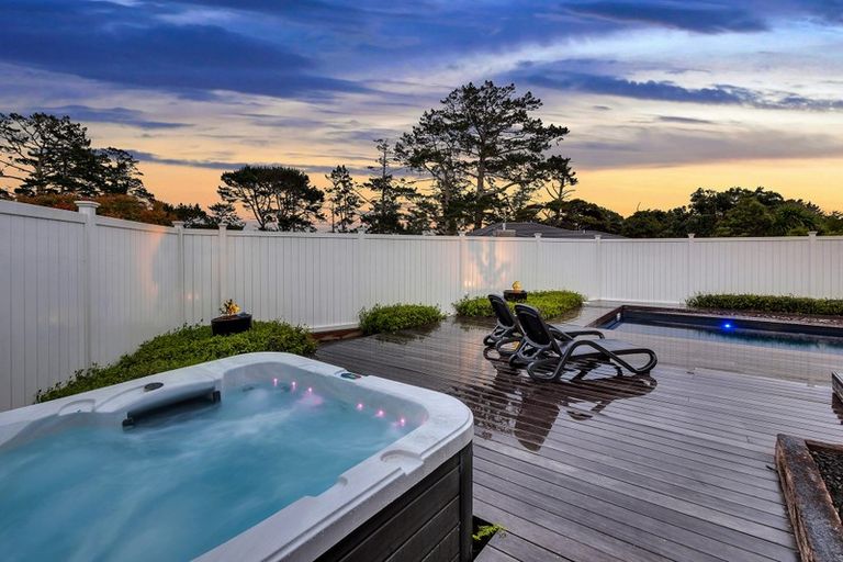 Photo of property in 23 Meteor Place, Schnapper Rock, Auckland, 0632