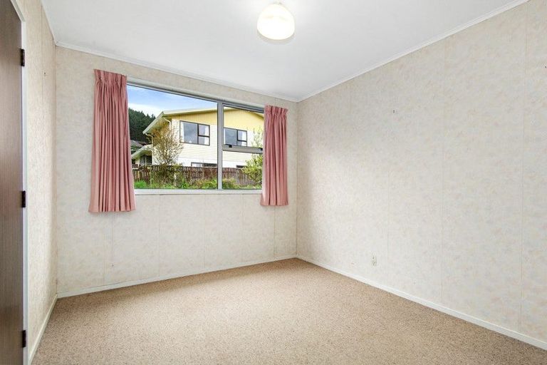 Photo of property in 94 Larsen Crescent, Tawa, Wellington, 5028