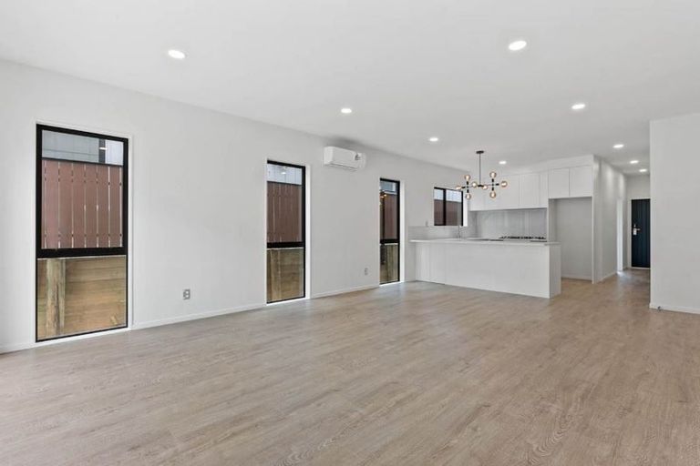 Photo of property in 5a Frontier Lane, Flat Bush, Auckland, 2019