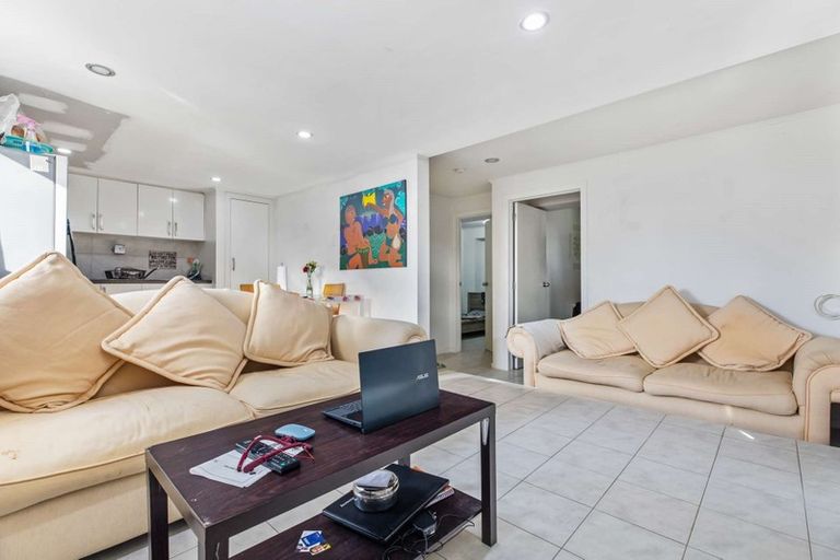 Photo of property in 10 Bishop Street, Green Bay, Auckland, 0604