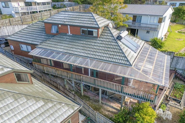 Photo of property in 1/21 Jumento Place, Unsworth Heights, Auckland, 0632