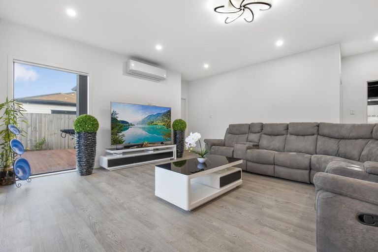Photo of property in 16 Black Beech Crescent, Takanini, 2110
