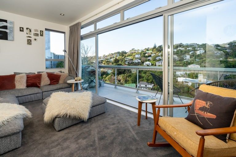 Photo of property in 28 Tiketike Way, Brooklyn, Wellington, 6021