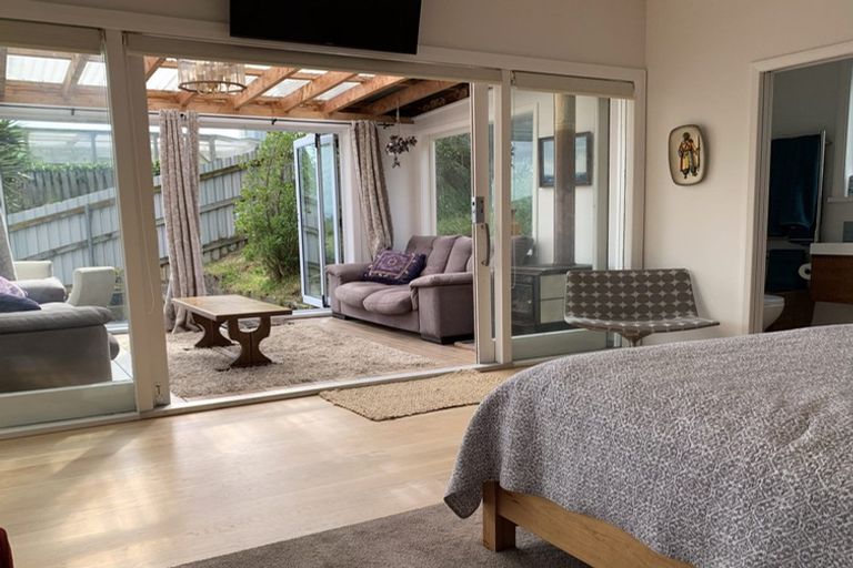 Photo of property in 25 Hungerford Road, Lyall Bay, Wellington, 6022