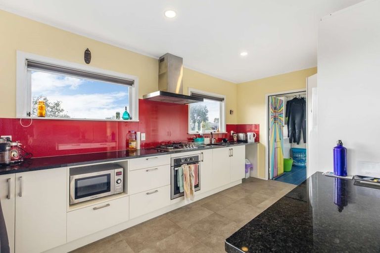 Photo of property in 10 Bishop Street, Green Bay, Auckland, 0604