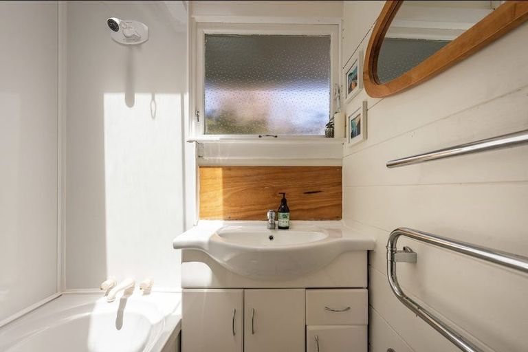 Photo of property in 15 Dunmail Way, Newlands, Wellington, 6037