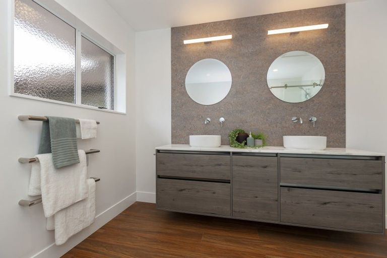 Photo of property in 21 Rewarewa Crescent, Waikanae, 5036