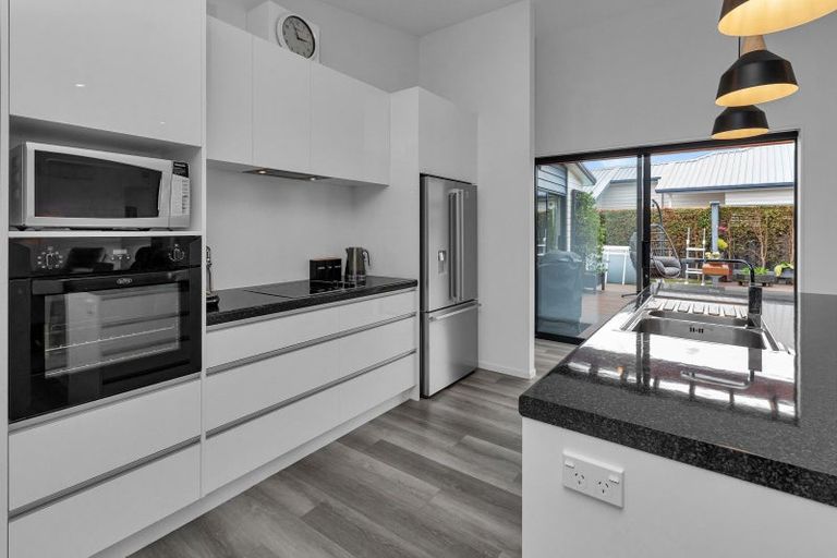 Photo of property in 11 Waitemata Drive, One Tree Point, 0118