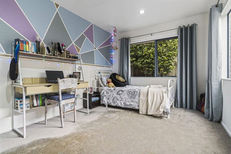 Photo of property in 10 St Lucia Place, Unsworth Heights, Auckland, 0632