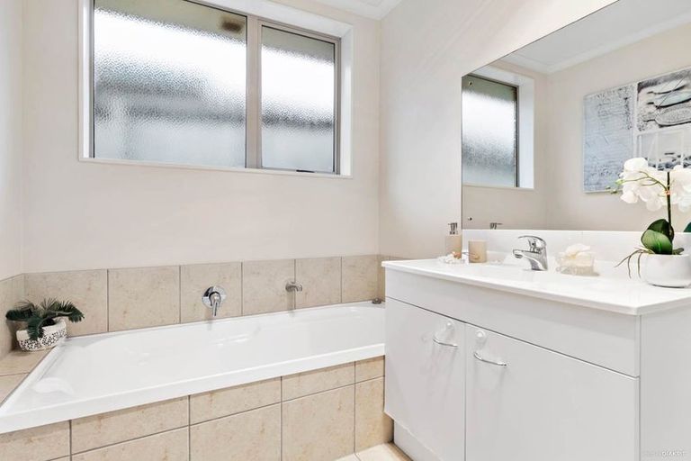 Photo of property in 14 Les Marston Place, Pukekohe, 2120
