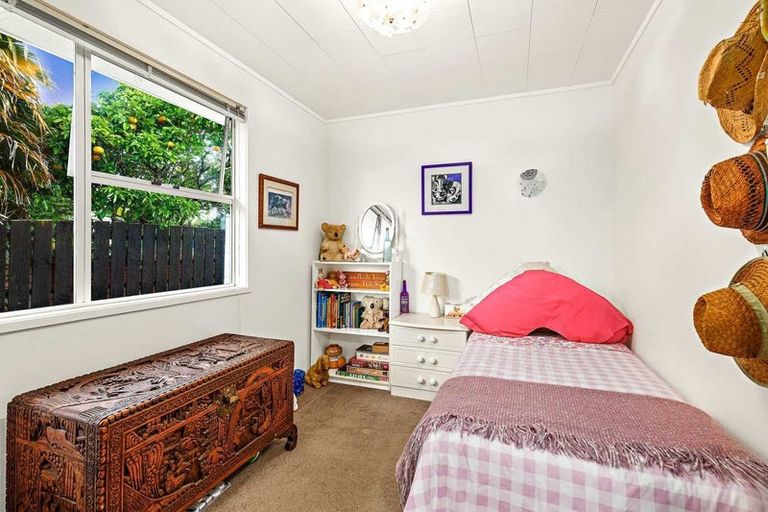 Photo of property in 2 Allington Road, Massey, Auckland, 0614