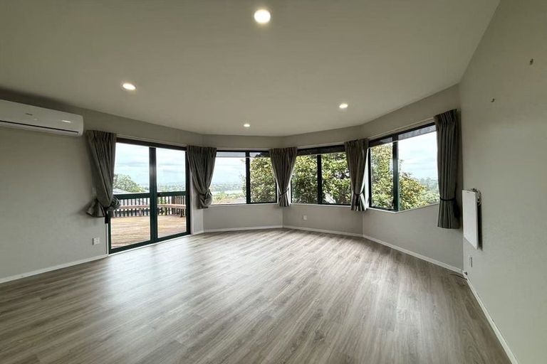 Photo of property in 11 Van Dyke Place, West Harbour, Auckland, 0618