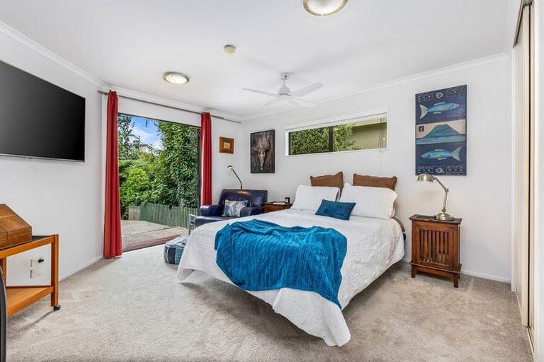 Photo of property in 5 Springwater Vale, Unsworth Heights, Auckland, 0632