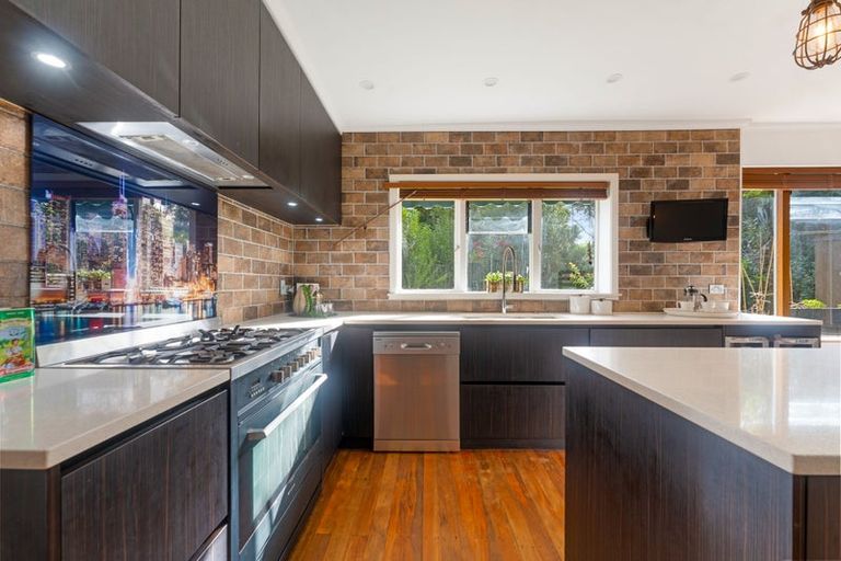 Photo of property in 16 Forrest Hill Road, Forrest Hill, Auckland, 0620