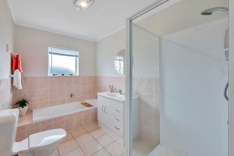 Photo of property in 27 Gendo Avenue, Henderson, Auckland, 0612