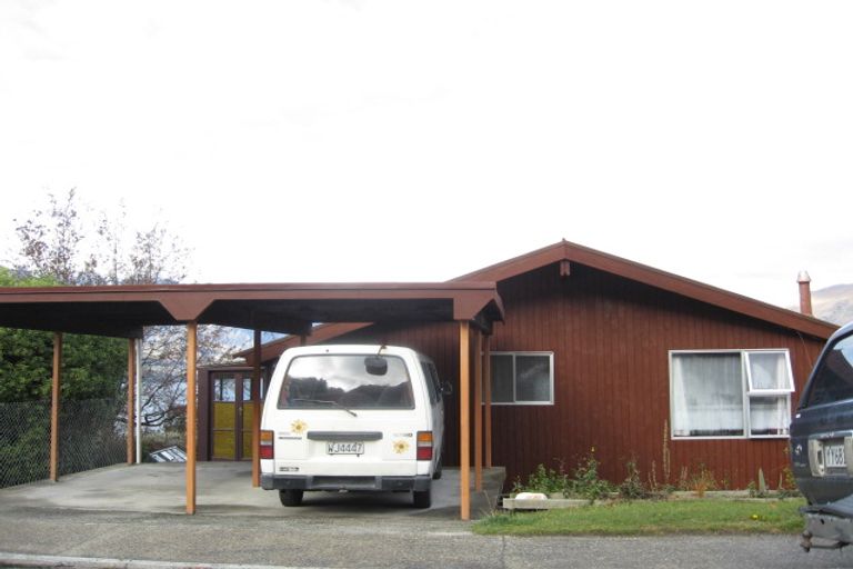 Photo of property in 51 Wynyard Crescent, Fernhill, Queenstown, 9300