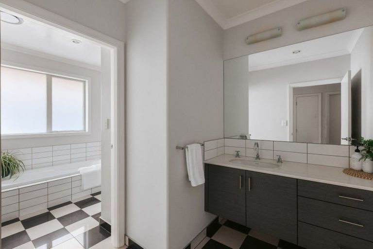 Photo of property in 40 Broadwater Close, Pyes Pa, Tauranga, 3112