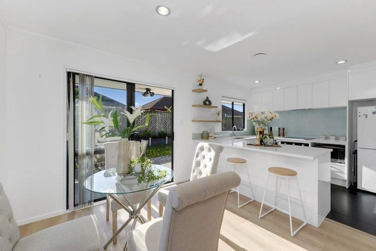 Photo of property in 6 Frank Bunce Grove, Flat Bush, Auckland, 2019