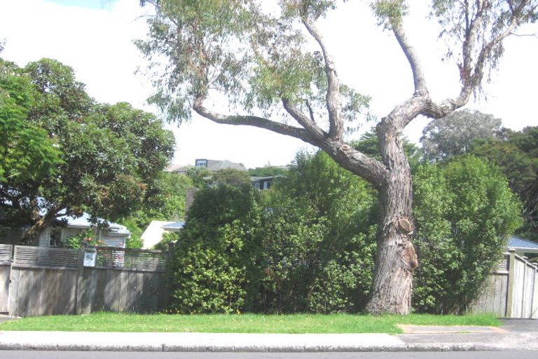 Photo of property in 2/84 Lake Road, Northcote, Auckland, 0627