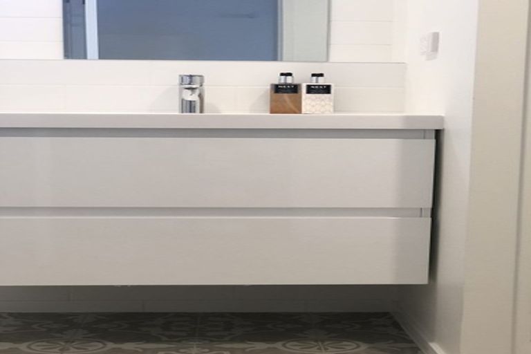 Photo of property in 1/90 Pupuke Road, Hillcrest, Auckland, 0627