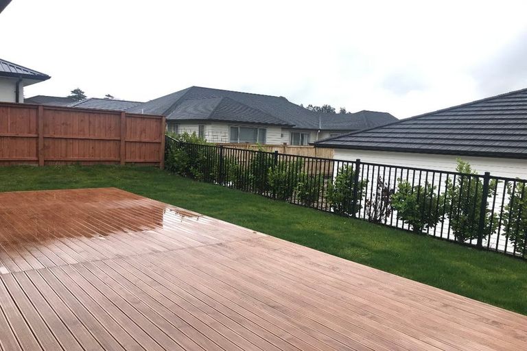 Photo of property in 33 Nobilo Road, Kumeu, 0810