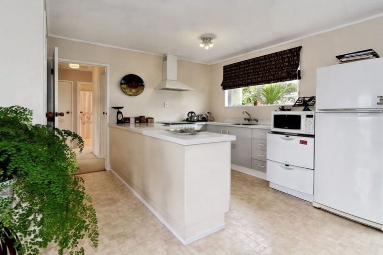 Photo of property in 37 Hassan Drive, Massey, Auckland, 0614