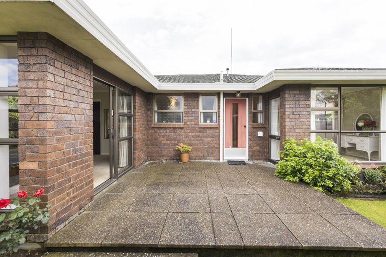 Photo of property in 2 Huhana Court, Hokowhitu, Palmerston North, 4410