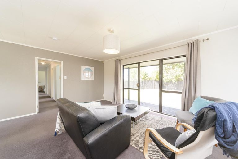 Photo of property in 73 Hillcrest Drive, Kelvin Grove, Palmerston North, 4414