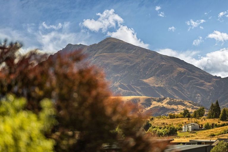 Photo of property in 74 Kings Drive, Wanaka, 9305