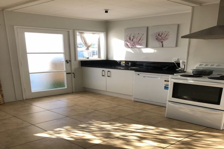 Photo of property in 47 Staverton Crescent, Mangere, Auckland, 2022