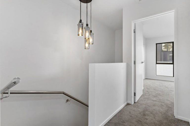 Photo of property in 8e Tahinga Street, Northcote, Auckland, 0627