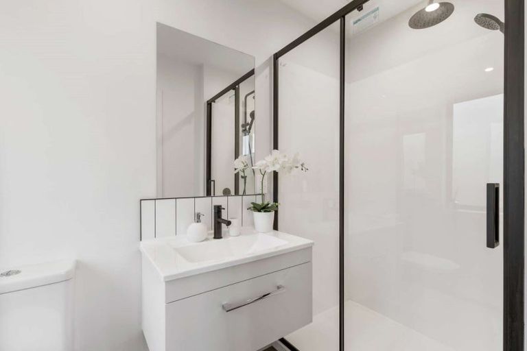 Photo of property in 28 Tahuna Minhinnick Drive, Glenbrook, 2681