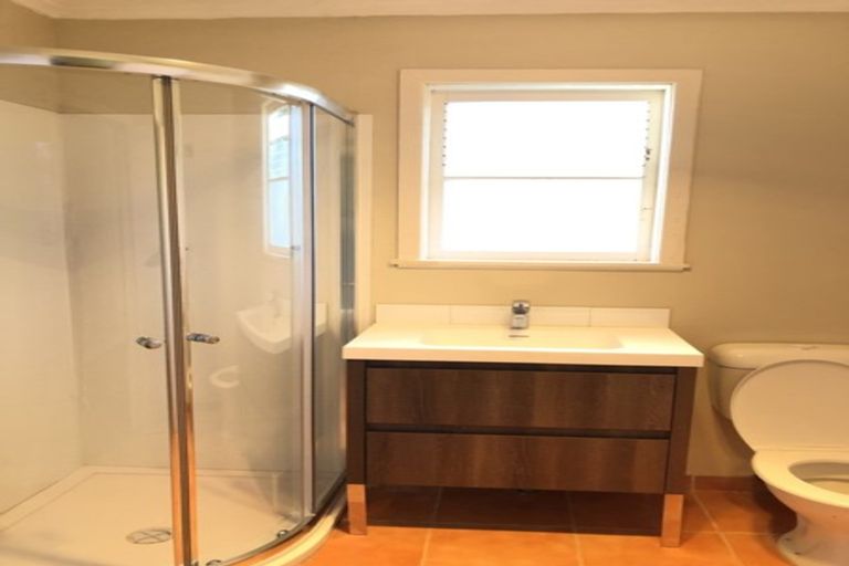 Photo of property in 25 Lake Road, Northcote, Auckland, 0627