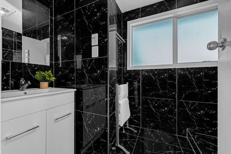 Photo of property in 20 Finn Place, Totara Vale, Auckland, 0629