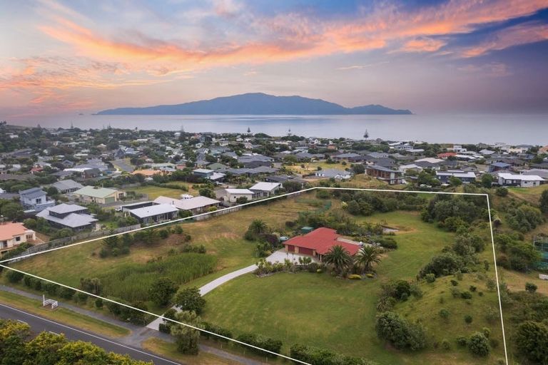 Photo of property in 47 Rutherford Drive, Waikanae Beach, Waikanae, 5036