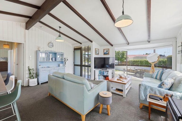 Photo of property in 6 Vela Place, Clarks Beach, 2122