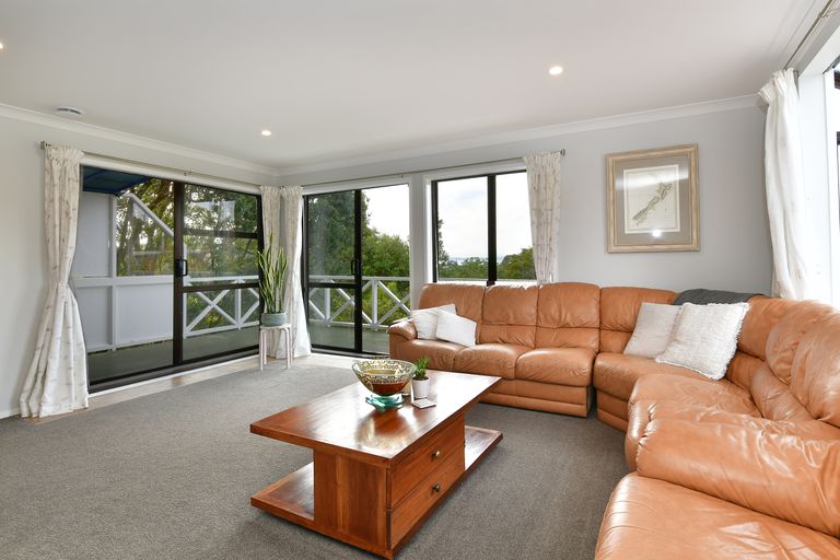 Photo of property in 11 Moffat Road, Red Beach, 0932