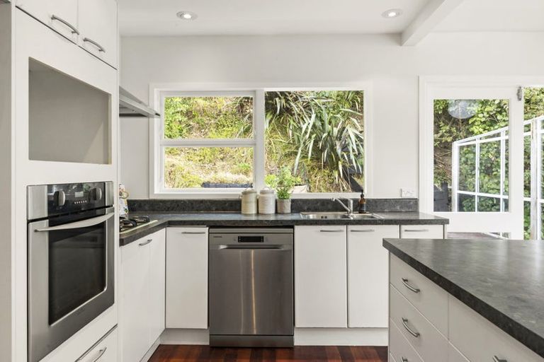 Photo of property in 71 Churton Drive, Churton Park, Wellington, 6037